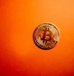 bitcoin vor orangem hintergrund